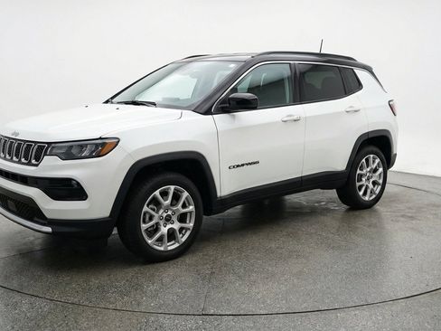 Used 2025 Jeep Compass Limited AWD/4WD image 3