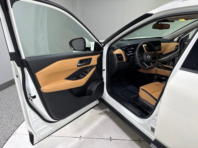 Used 2023 Nissan Rogue Platinum AWD/4WD image 11
