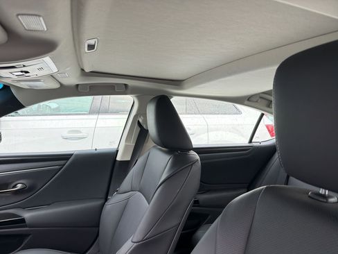 Certified 2025 Lexus ES 300h w/ Premium Package FWD image 8