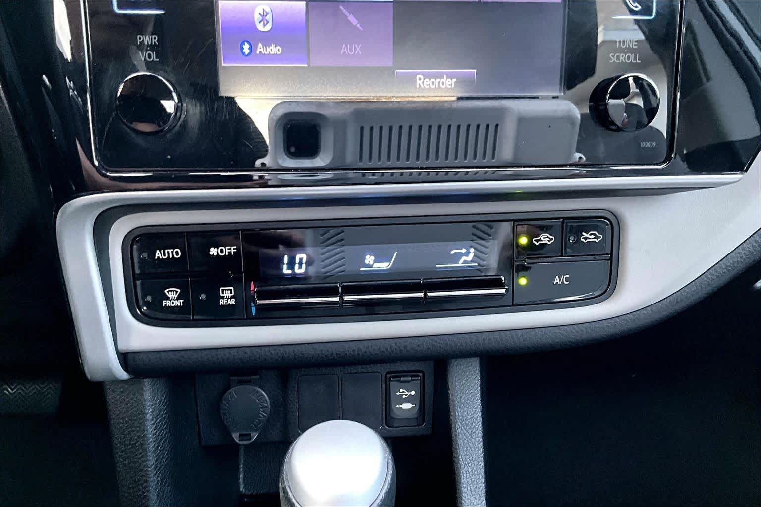 Used 2018 Toyota Corolla LE FWD image 32
