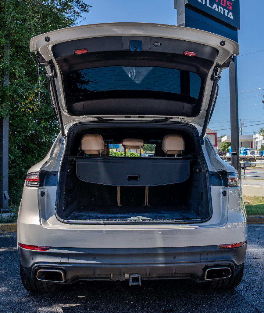Used 2023 Porsche Cayenne w/ Premium Package AWD/4WD image 24