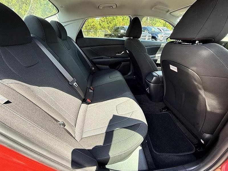 Used 2026 Hyundai Elantra SE FWD image 19