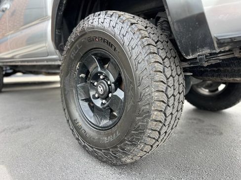 Used 2018 Toyota Tacoma TRD Off-Road AWD/4WD image 29