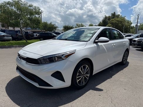 Used 2023 Kia Forte LXS FWD image 3