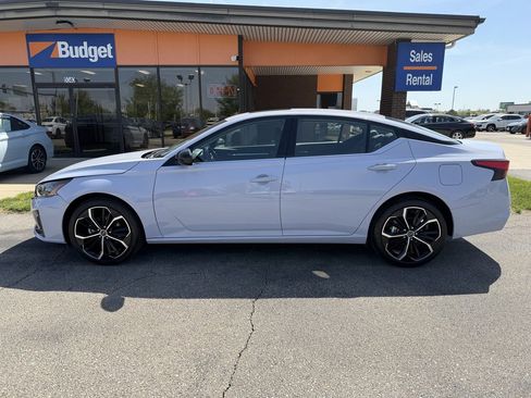 Used 2025 Nissan Altima 2.5 SR w/ SR Premium Package AWD/4WD image 2