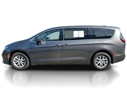Used 2023 Chrysler Pacifica Touring-L FWD image 4