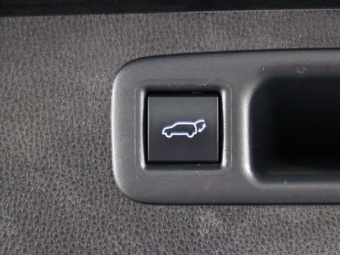 Used 2020 Toyota Highlander XLE FWD image 32