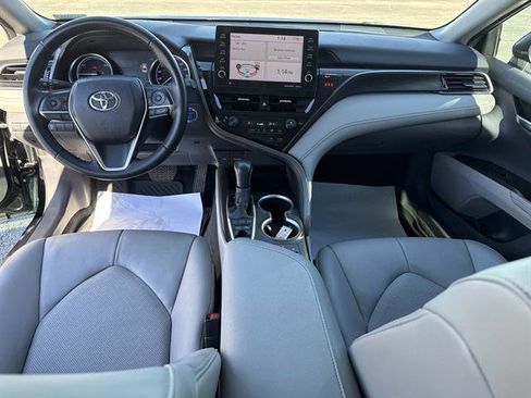 Used 2022 Toyota Camry XLE image 11