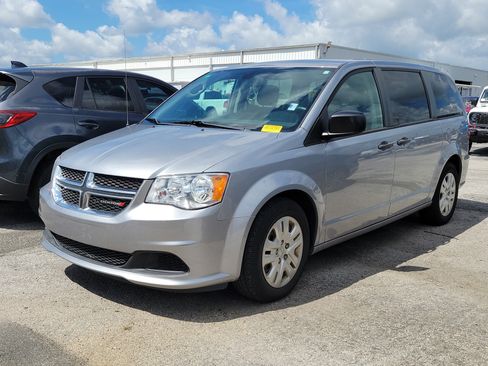 Used 2019 Dodge Grand Caravan SE w/ UConnect Hands-Free Group FWD image 3