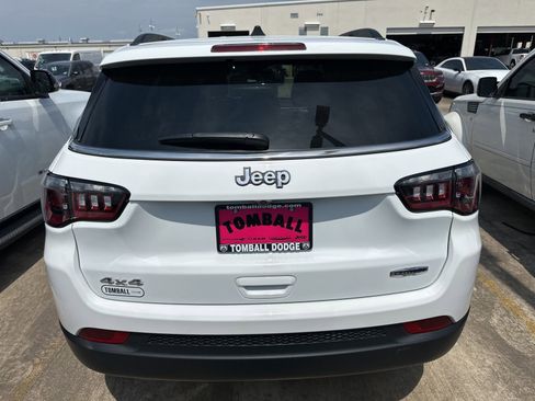 Used 2024 Jeep Compass Latitude AWD/4WD image 3