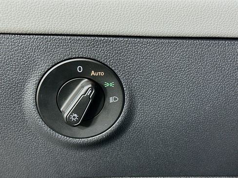 Used 2024 Volkswagen Taos SE image 17