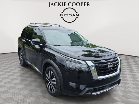 Certified 2025 Nissan Pathfinder Platinum FWD image 3