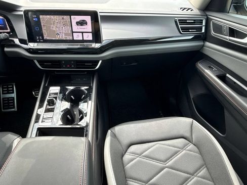 Used 2024 Volkswagen Atlas Peak Edition SEL AWD/4WD image 18