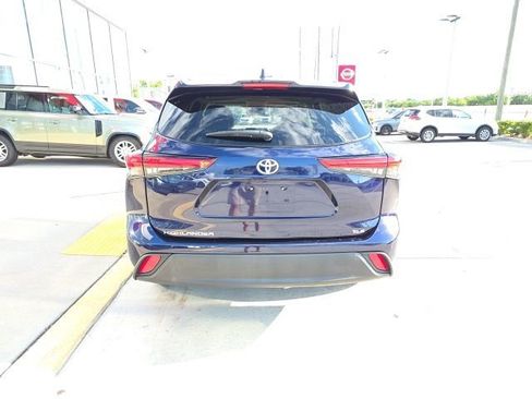 Used 2023 Toyota Highlander XLE FWD image 4