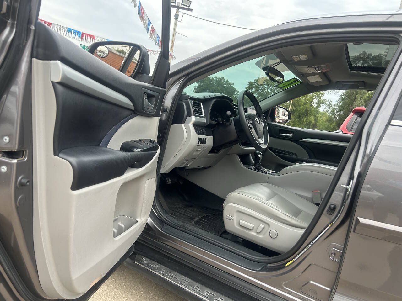 Used 2016 Toyota Highlander XLE AWD/4WD image 11