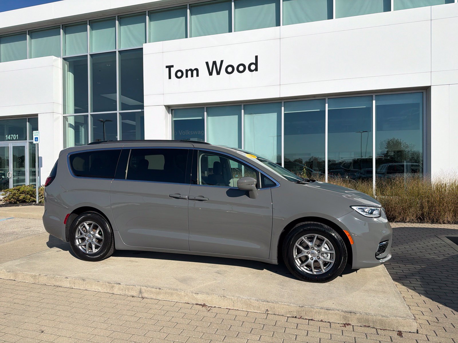 Used 2021 Chrysler Pacifica Touring w/ Cold Weather Group FWD image 1