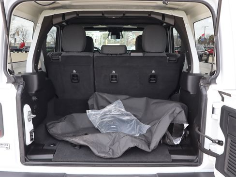 Used 2025 Jeep Wrangler Sahara w/ Safety Group image 27