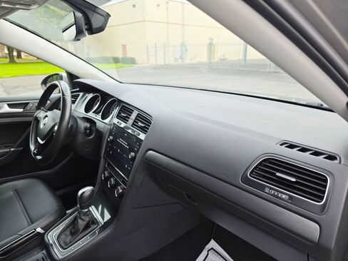 Used 2018 Volkswagen Golf SE image 27