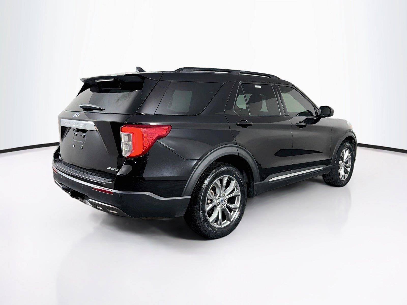 Used 2022 Ford Explorer XLT w/ Equipment Group 202A AWD/4WD image 11