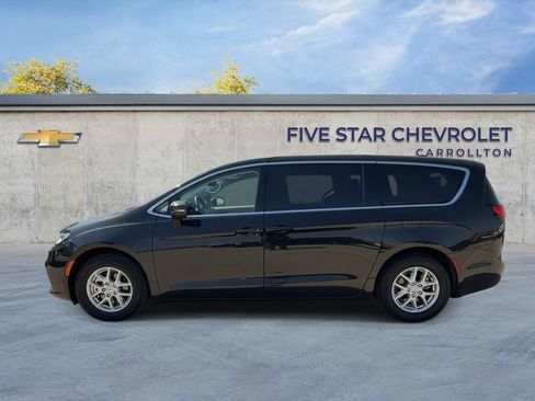 Used 2023 Chrysler Pacifica Touring-L FWD image 5