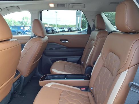 Used 2026 Nissan Pathfinder Platinum AWD/4WD image 6
