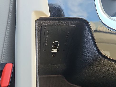 Used 2024 Volvo XC60 B5 Plus w/ Protection Package Premier image 10