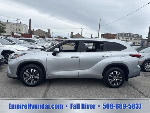 Used 2020 Toyota Highlander XLE AWD/4WD image 11