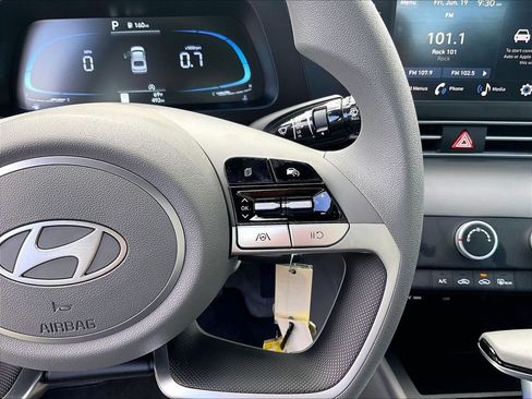 Used 2025 Hyundai Elantra SE FWD image 24