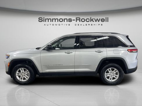 Used 2023 Jeep Grand Cherokee Laredo w/ Luxury Tech Group I AWD/4WD image 2