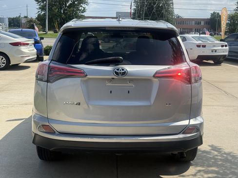 Used 2018 Toyota RAV4 LE FWD image 6