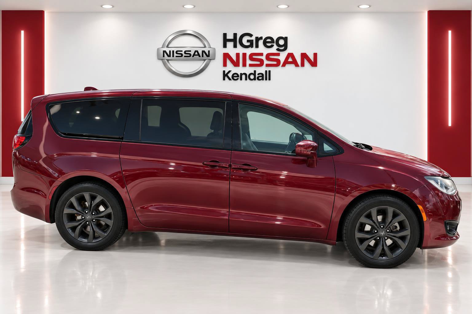 Used 2019 Chrysler Pacifica Touring Plus w/ S Appearance Package FWD image 8