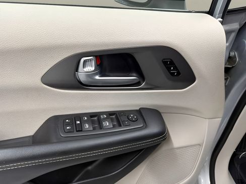 Used 2023 Chrysler Pacifica Touring-L FWD image 10