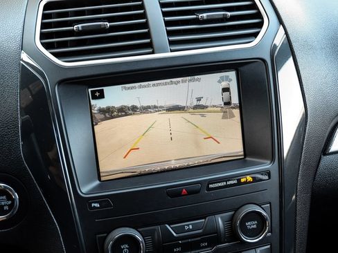 Used 2018 Ford Explorer XLT w/ Equipment Group 202A FWD image 30