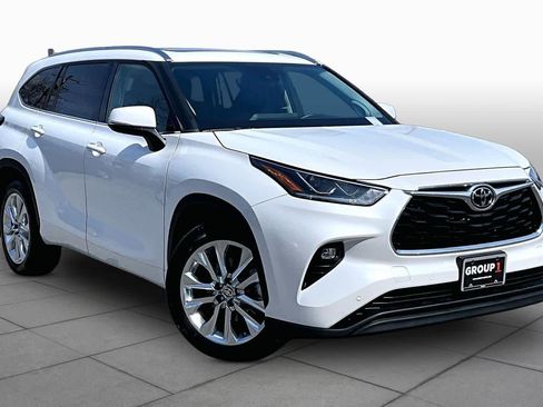 Used 2023 Toyota Highlander Limited image 3