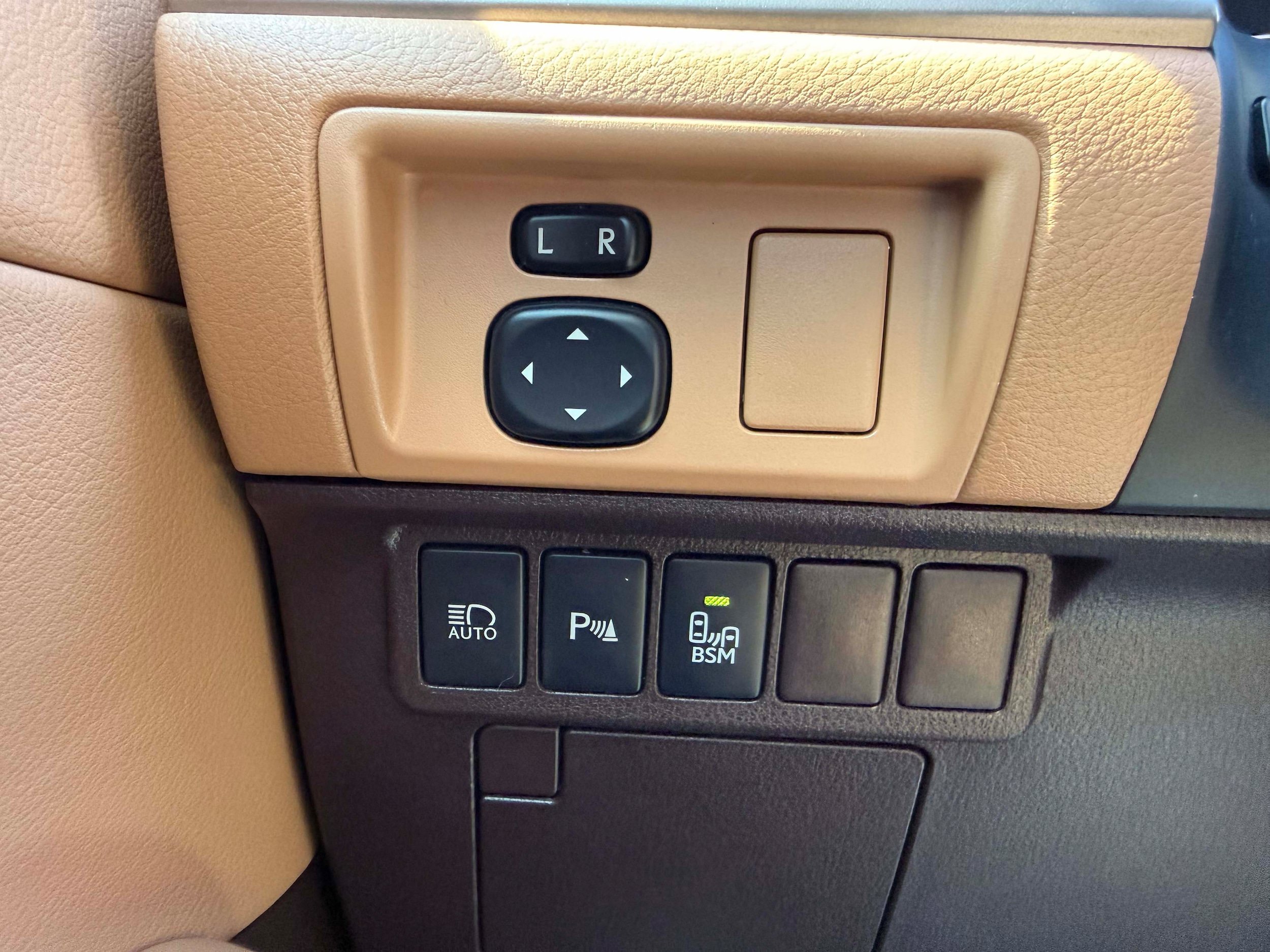 Used 2016 Lexus ES 350 w/ Luxury Package w/Wood Trim FWD image 18