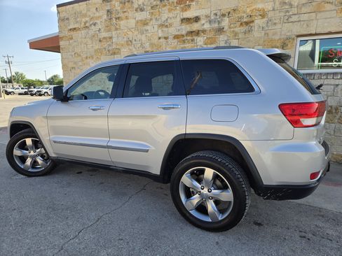 Used 2011 Jeep Grand Cherokee Overland AWD/4WD image 3
