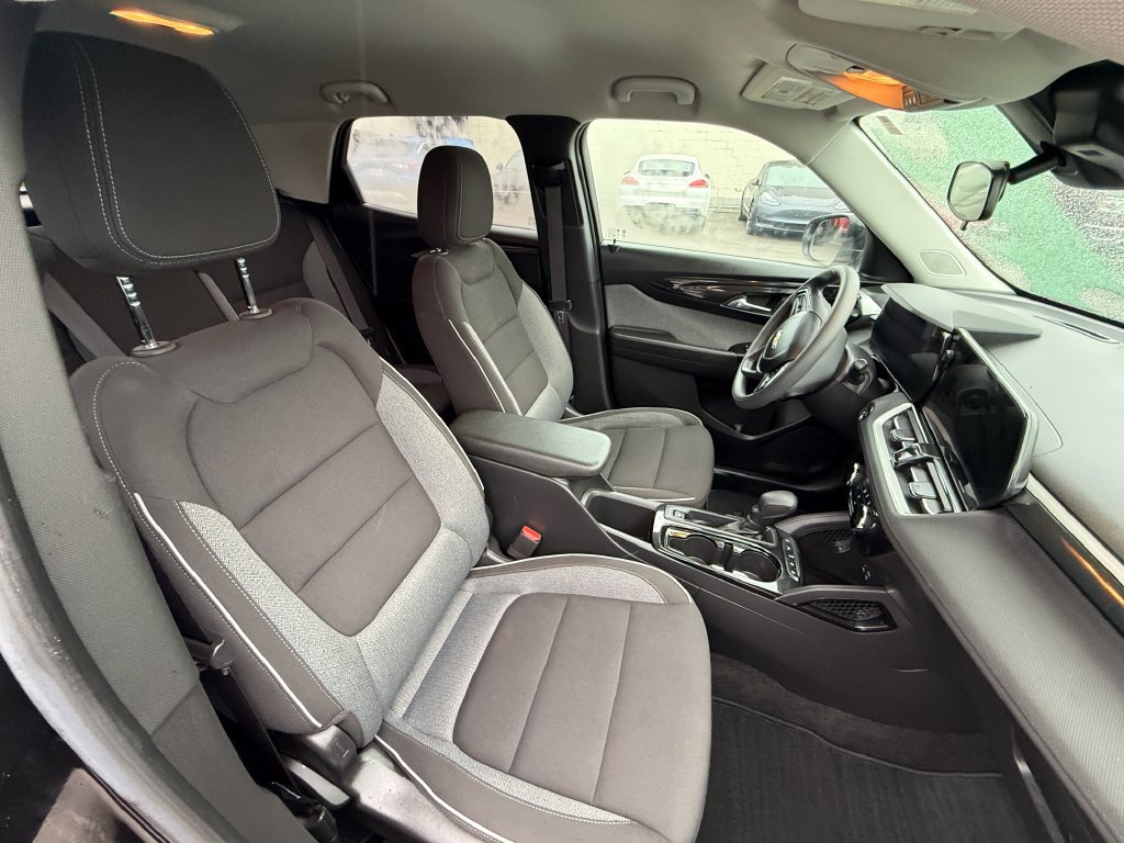 Used 2024 Chevrolet TrailBlazer LT w/ Driver Confidence Package FWD image 17
