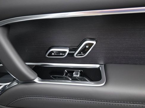 New 2025 Land Rover Range Rover Long Wheelbase SE image 10