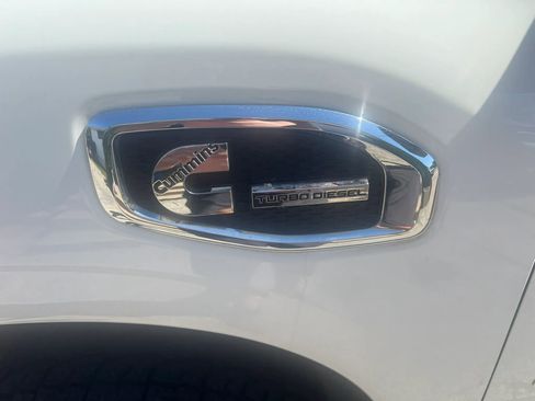 Used 2019 Nissan Titan SV AWD/4WD image 10