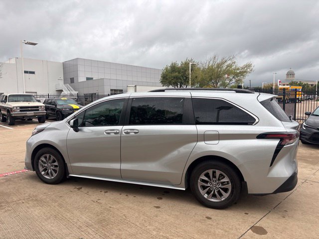Certified 2023 Toyota Sienna LE FWD image 8