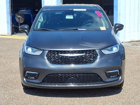 Used 2023 Chrysler Pacifica Touring-L image 7