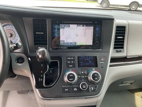 Used 2017 Toyota Sienna XLE w/ XLE Navigation Package AWD/4WD image 20