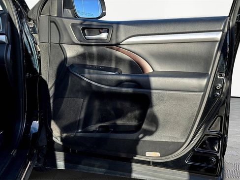 Used 2018 Toyota Highlander XLE image 24