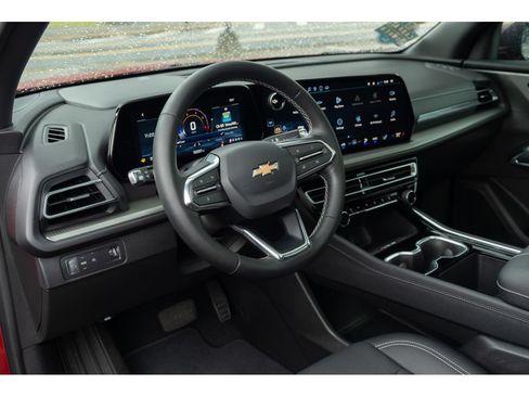 Used 2025 Chevrolet Traverse LT w/ Sun and Wheel Package FWD image 11