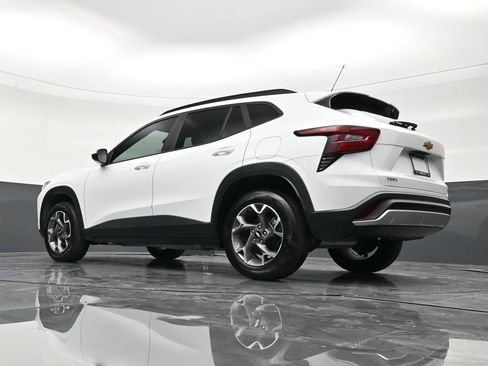 Used 2024 Chevrolet Trax LT FWD image 19