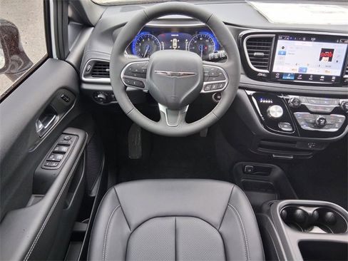 Used 2026 Chrysler Pacifica Select image 13