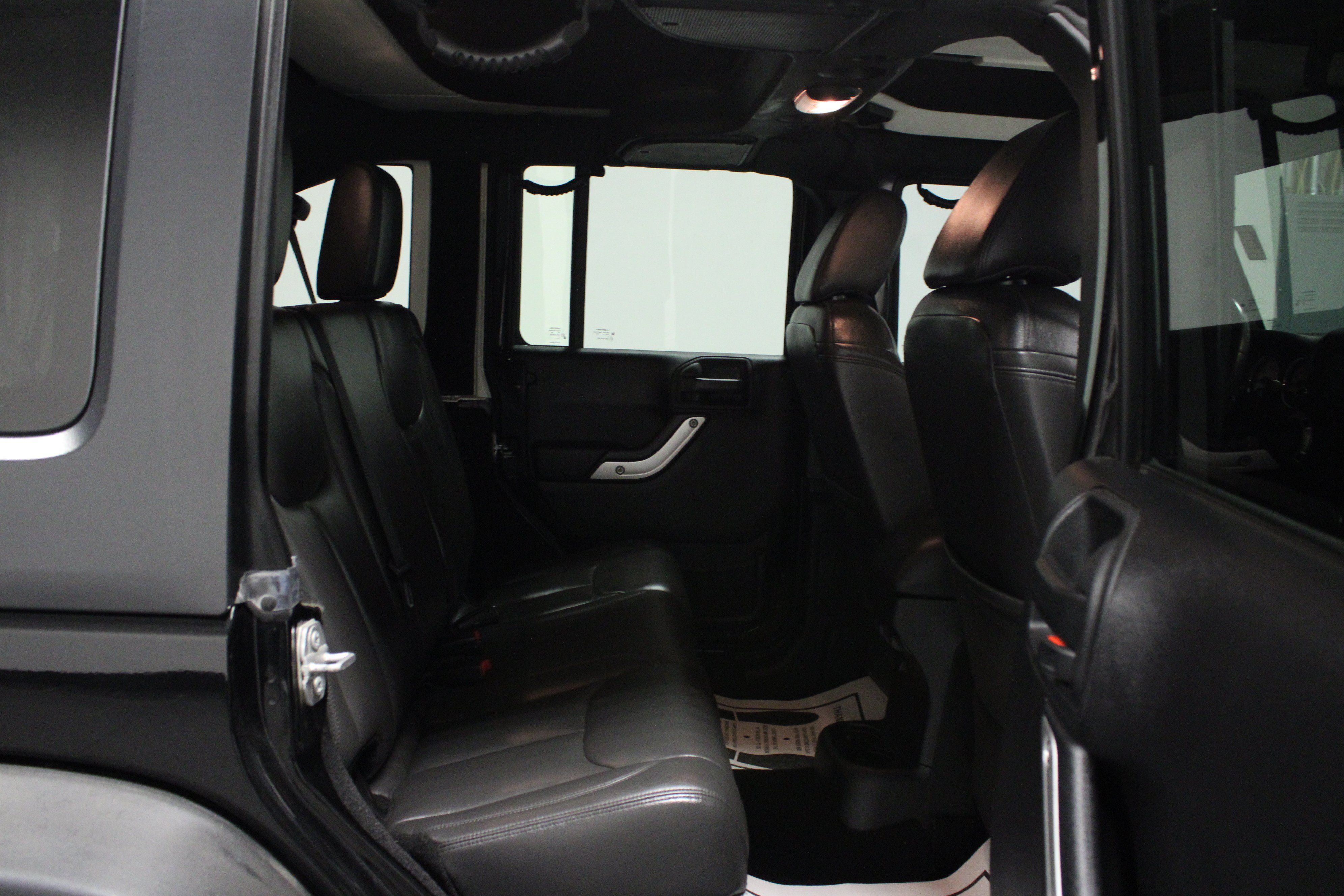 Used 2016 Jeep Wrangler Unlimited Rubicon w/ Max Tow Package AWD/4WD image 15