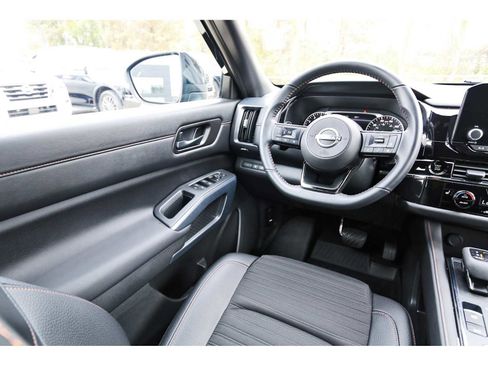 Used 2025 Nissan Pathfinder Rock Creek image 6