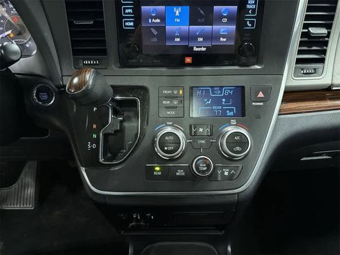 Used 2017 Toyota Sienna Limited Premium image 23