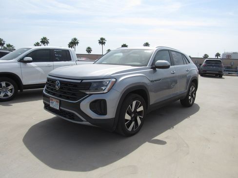Used 2025 Volkswagen Atlas Cross Sport SE image 1